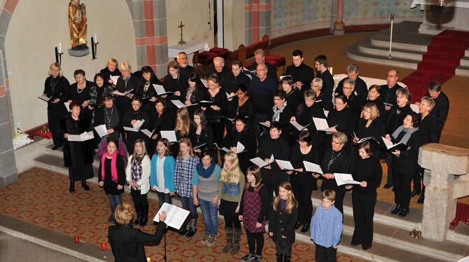 Brigitte Neumann dirigiert den großen Gemeinschaftschor beim Quempas-Singen in der St. Wolfgangskirche. GEA-FOTO: PACHER