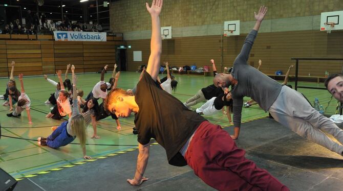 Star-Tänzer Detlef D! Soost (rechts) und sein Choreograf Denis Weckbach zeigten Workshop-Teilnehmern in Reutlingen, wie man "gan