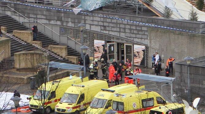 Rettungswagen am Tatort in der Innenstadt von Lüttich. Foto: Michel Krakowski