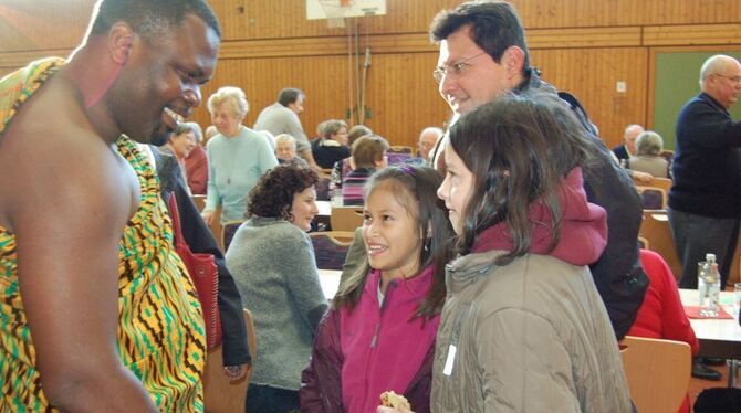 Ein gutes Wort für jeden zum Abschied: Vikar Peter Oppong-Kumi (links) verlässt das Steinlachtal in Richtung Ghana. FOTO: PETRAT