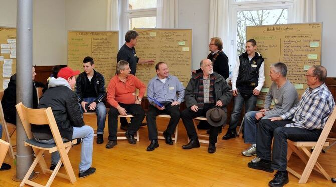 Zukunftswerkstatt in der Dorfschule: Das Interesse der Ohmenhäuser an der Entwicklung ihres Ortes ist groß. GEA-FOTO: PACHER