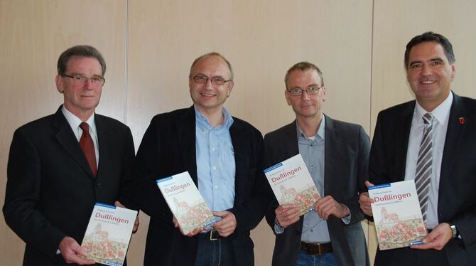 Stellen das neue Heimatbuch vor (von links): Reiner Futter, Wolfgang Sannwald, Ulrich Janßen und Dußlingens Bürgermeister Thomas