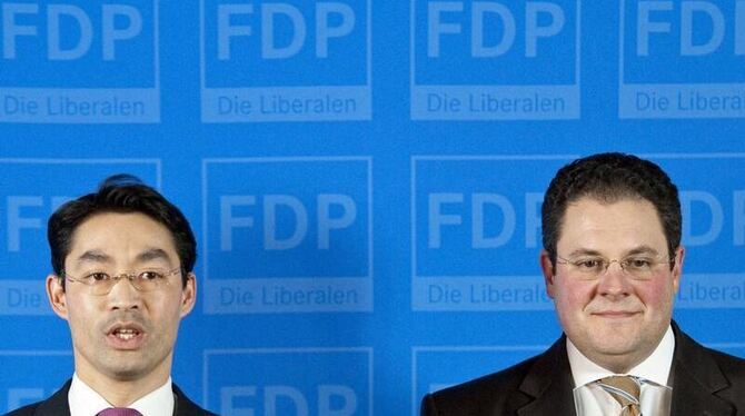 FDP-Chef Rösler (l) und der neue Generalsekretär der Liberalen, Döring. Foto: Foto: Robert Schlesinger