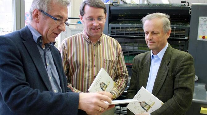 In der Bruderhausdruckerei: Gerhard Raff (rechts) mit Betriebsleiter Horst König (links) und Mitarbeiter Roland Glaser. FOTO: SC