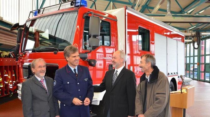 Pfullingens Feuerwehr ist für den Katastrophenfall jetzt noch besser gerüstet (von links): Bürgermeister Rudolf Heß und der Komm