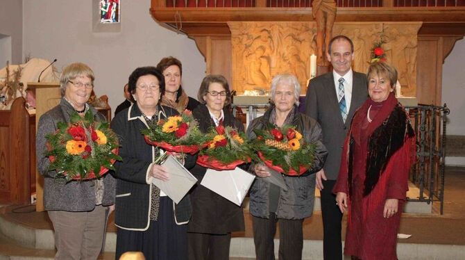 V.l.n.r. Else Schiller, Hildegard Paulus, Leiterin Beate Herrmann, Julianne Roller, Gisela Bahnmüller, Bürgermeister Uwe Morgens