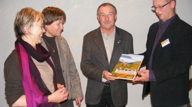 Bei der Buchvorstellung: (von links) Bärbel Hartmann, Leiterin von Stift Urach, Buchhändlerin Sabine Hunzinger, Autor Günter Kün