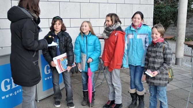 »Wannweils coolste Gang« im Gespräch mit GEA-Redakteurin Ruth Walter: Isaias, Antonia, Meyra, Sarah, und Ben (von links). FOTO: