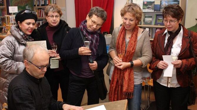 Kalligraf Andreas Lux praktiziert eine Kunst, die auch im Zeitalter von Computern noch fasziniert. FOTO: STRÖHLE