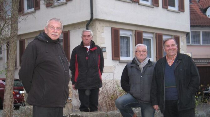 Wilfried Gollmer, Willy Teufel, Erich Kailer und Gerhard Schwenninger (v. l.)vor dem Gorisbrunnen. FOTO: KROENLEIN