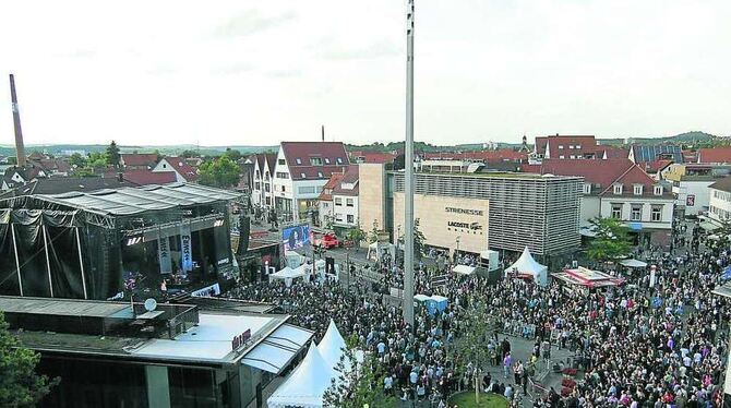 Feier des neu gestalteten Lindenplatzes mit Tausenden Besuchern: Vorzeigebeispiel für ein Kooperations-Event, verantwortet von H