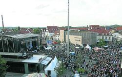 Feier des neu gestalteten Lindenplatzes mit Tausenden Besuchern: Vorzeigebeispiel für ein Kooperations-Event, verantwortet von H