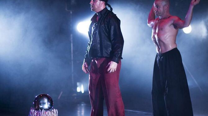 Düstere Atmosphäre: Szene aus dem Tanztheaterstück »Voodoo Vibes«. FOTO: PR Düstere Atmosphäre: Szene aus dem Tanztheaterstück »Voodoo Vibes«. FOTO: PR