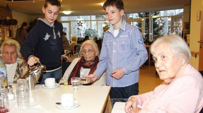 Marcel (11) und Dominik (12) haben Spaß am Helfen im Seniorenzentrum.