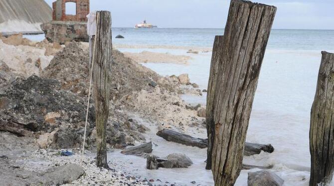 Die Suche nach dem verschütteten Mädchen auf der Insel Rügen wird fortgesetzt. Foto: Stefan Sauer/ Archiv