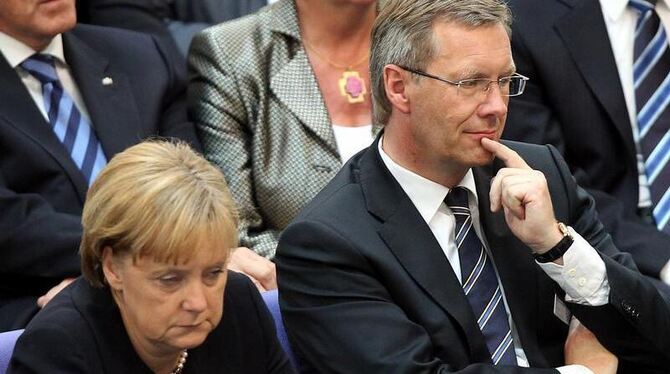 Bundeskanzlerin Angela Merkel und Bundespräsident Christian Wulff. Foto: Wolfgang Kumm/Archiv