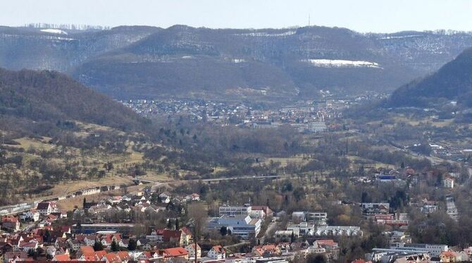 Blick vom Georgenberg aus durchs Echaztal auf den Albrand mit Pfullingen (vorn) und Lichtenstein..