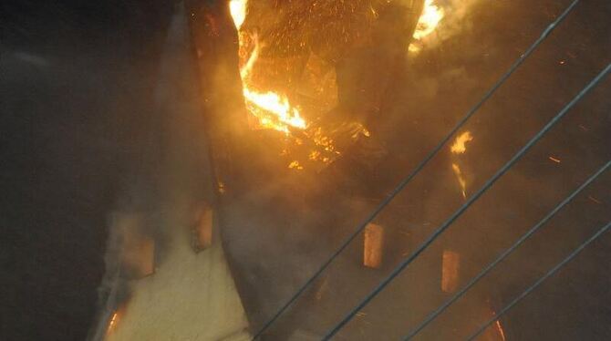 Kirchturm in Flammen: Stürmischer Wind und die enge Bebauung hatten die Löscharbeiten erschwert. Foto: Stefan Puchner