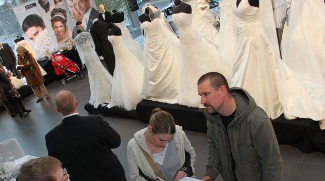 Vom Kleid bis zur passenden Frisur - alles, was zu einer gelungenen Hochzeit gehört, wurde im Audi-Zentrum geboten.