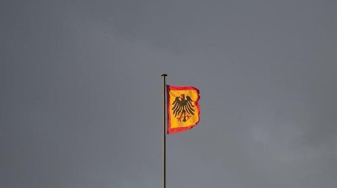 Die Fahne des Bundespräsidenten weht auf dem Schloss Bellevue: Die Debatten um Bundespräsident Wulff wollen kein Ende nehmen.