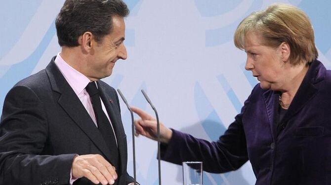 Fingerzeig: Frankreichs Präsident Nicolas Sarkozy trifft Bundeskanzlerin Angela Merkel in Berlin. Foto: Wolfgang Kumm 