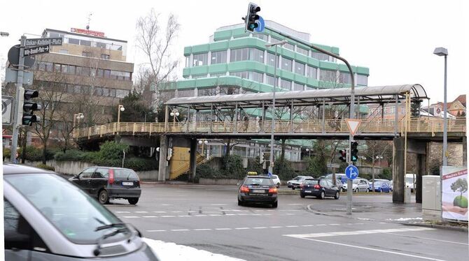 Der Fußgängersteg über die Konrad-Adenauer-Straße.