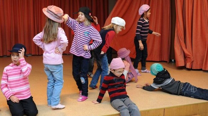 Die Bretter der Bühne in der Aula der Schloss-Schule bedeuten nicht die Welt. Auf ihnen zu spielen, bedeutet den Vor- und Grunds