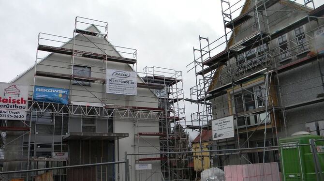 Jetzt ist dann der Innenausbau dran: Auf der Rathaus-Baustelle in der Altenrieter Ortsmitte geht es zügig voran. GEA-FOTO: HEK