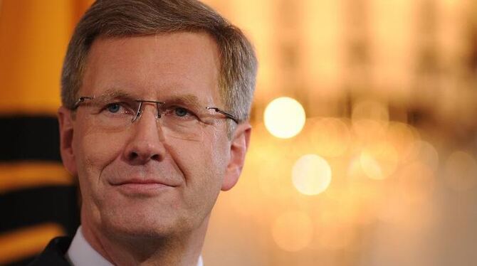 Bundespräsident Christian Wulff begrüßt im Schloss Bellevue in Berlin die Botschafter. Foto: Hannibal