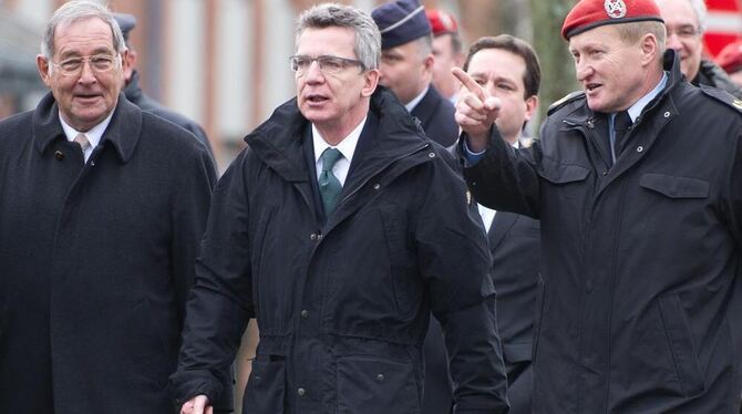 Bundesverteidigungsminister Thomas de Maiziere (Mitte, CDU) geht am Dienstag in Sigmaringen zusammen mit Kommandeur Erhard Bühle Bundesverteidigungsminister Thomas de Maiziere (Mitte, CDU) geht am Dienstag in Sigmaringen zusammen mit Kommandeur Erhard Bühle