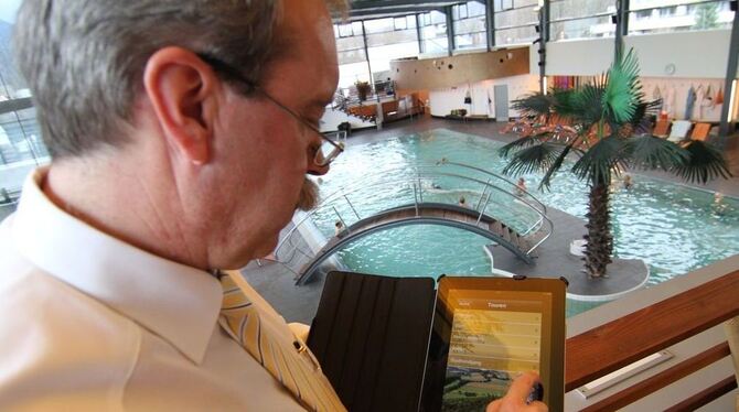 Wolfgang Schütz, Geschäftsführer von »Mythos Schwäbische Alb«, präsentiert in den Bad Uracher Alb-Thermen auf einem iPad die neu