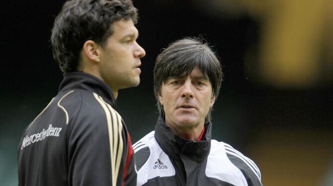 Bundestrainer Joachim Löw und Spieler Michael Ballack (l) sind noch nicht aufeinander zugegangen. Foto: Achim Scheidemann