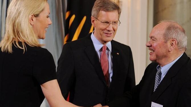 Bundespräsident Christian Wulff und seine Frau Bettina begrüßen den ehemaligen Fußball Bundesligatrainer Klaus Schlappner. Fo