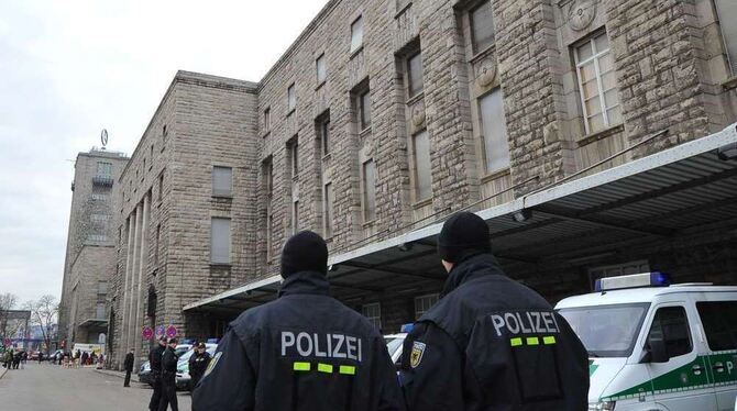 Polizisten am Südflügel des Stuttgarter Hauptbahnhofes.