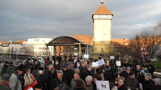 Die Freundinnen und Freunde des Fußgängersteges am Oskar-Kalbfell-Platz demonstrieren gegen seinen Abriss.