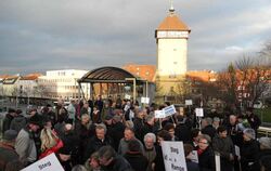 Die Freundinnen und Freunde des Fußgängersteges am Oskar-Kalbfell-Platz demonstrieren gegen seinen Abriss.