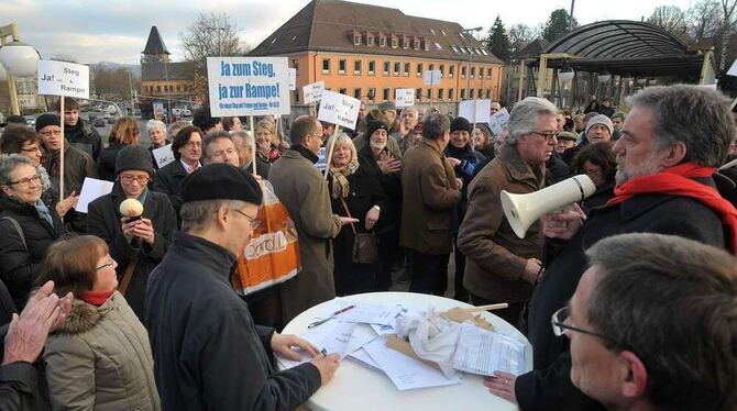 Johannes Schempp (mit Megafon) und Werner Felix Schobel (ganz rechts) mit weiteren Abriss-Gegnern auf dem Steg.  FOTO: NIETHAMME