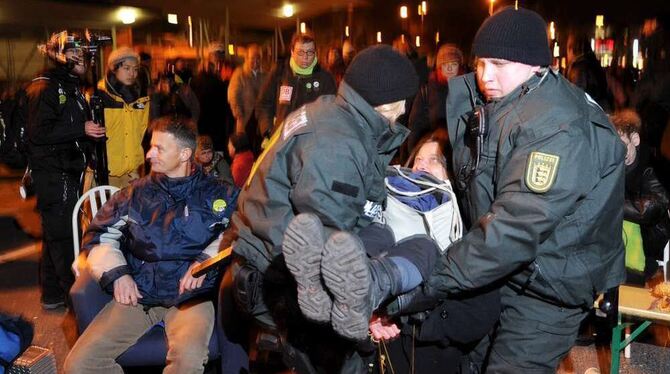 Die Polizei löste Sitzblockaden und Barrikaden am Südflügel friedlich auf.