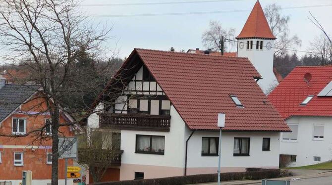 Immer wieder provisorisch saniert: Rohrbrüche haben die Eichhaldestraße in einen Flickenteppich verwandelt.  GEA-FOTO: DEWALD