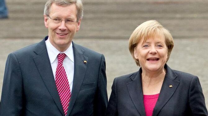 Bundespräsident Christian Wulff und Bundeskanzlerin Angela Merkel. Foto: Friso Gentsch/Archiv