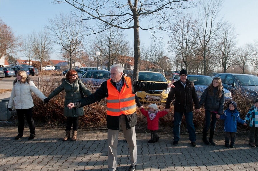 Menschenkette zwischen Walddorf und Häslach