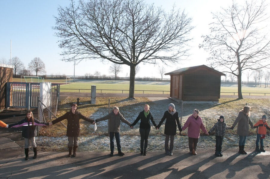 Menschenkette zwischen Walddorf und Häslach