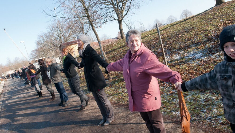 Menschenkette zwischen Walddorf und Häslach