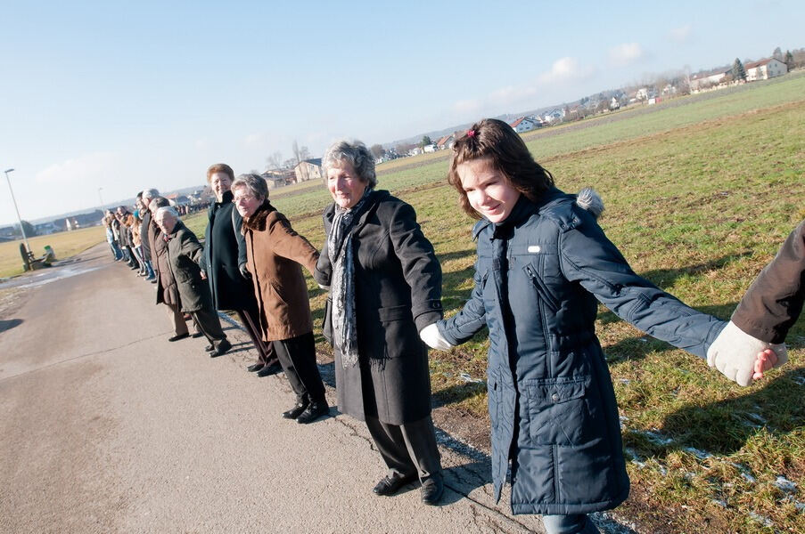 Menschenkette zwischen Walddorf und Häslach