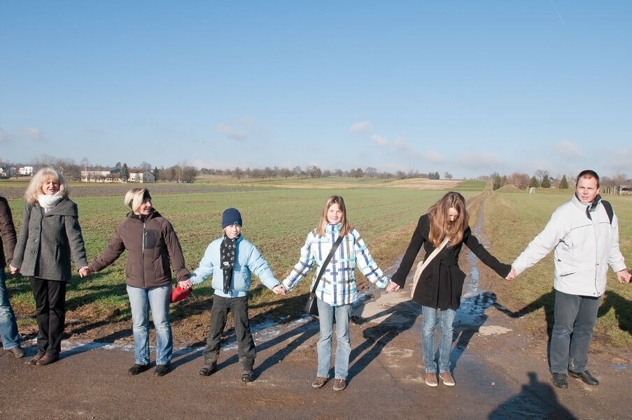 Menschenkette zwischen Walddorf und Häslach