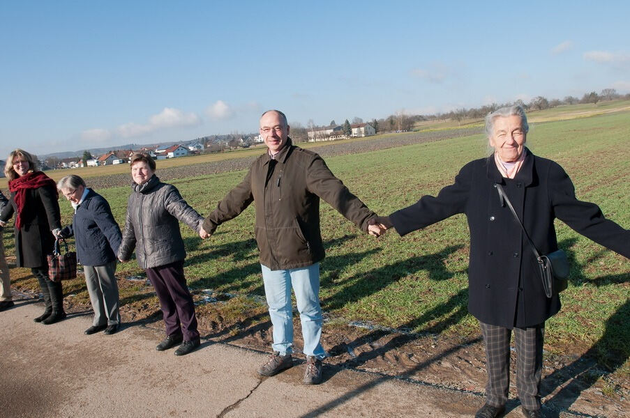 Menschenkette zwischen Walddorf und Häslach