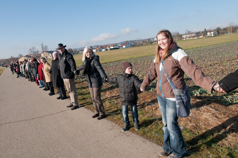 Menschenkette zwischen Walddorf und Häslach