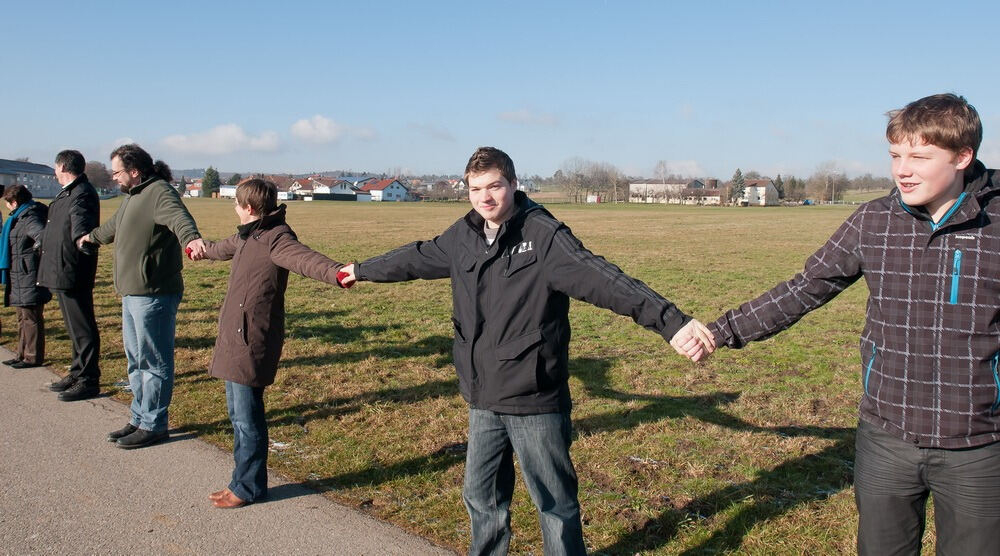 Menschenkette zwischen Walddorf und Häslach