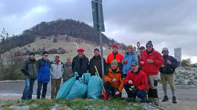 Stärkung nach getaner Arbeit: Die Achalm-Putzer des DAV um Peter Langenbucher (vorn links) waren mit ihrer Putzete in diesem Jah