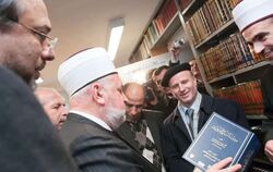 In der Bibliothek: Großmufti Mustafa Ceri hält eines der 3 000 Bücher in der Hand, die Instituts-Leiter Omar Hamdan (rechts nebe